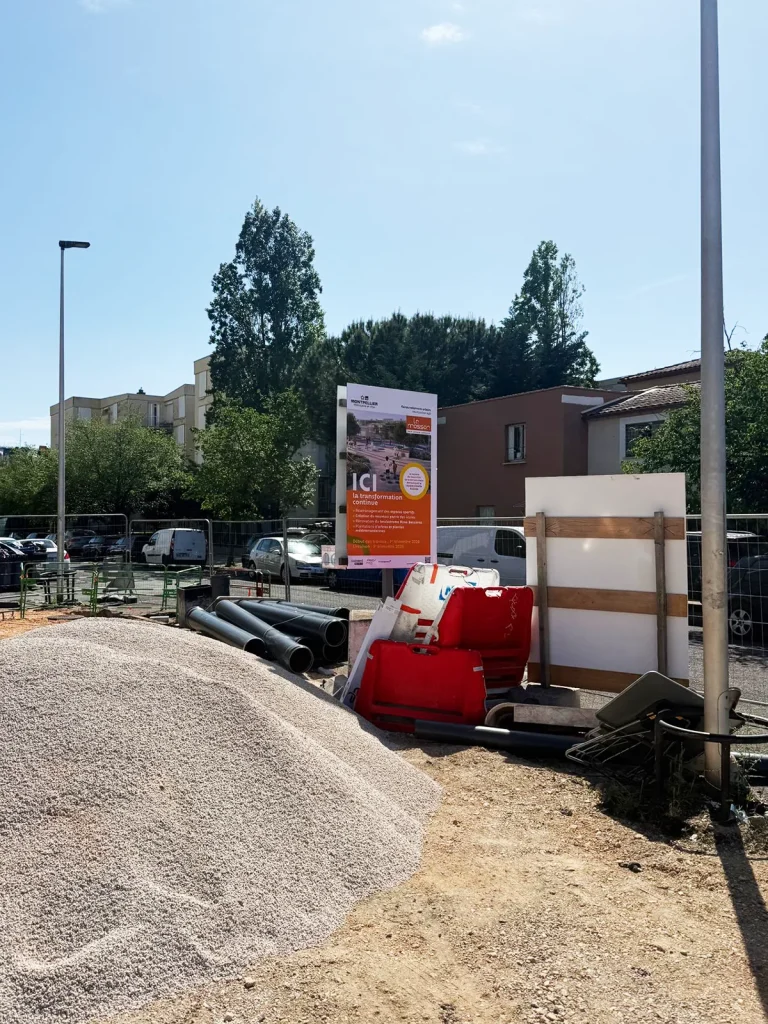 Installation d’un panneau signalétique sur plots béton pour Altemed à Montpellier