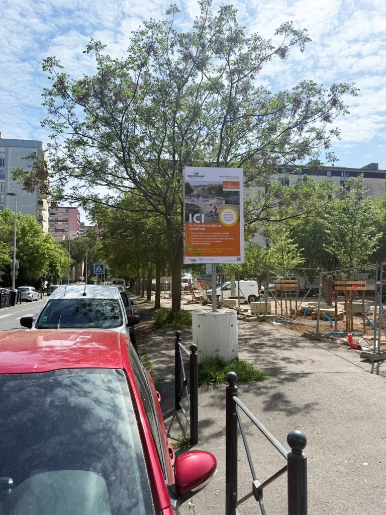 Installation d’un panneau signalétique sur plots béton pour Altemed à Montpellier