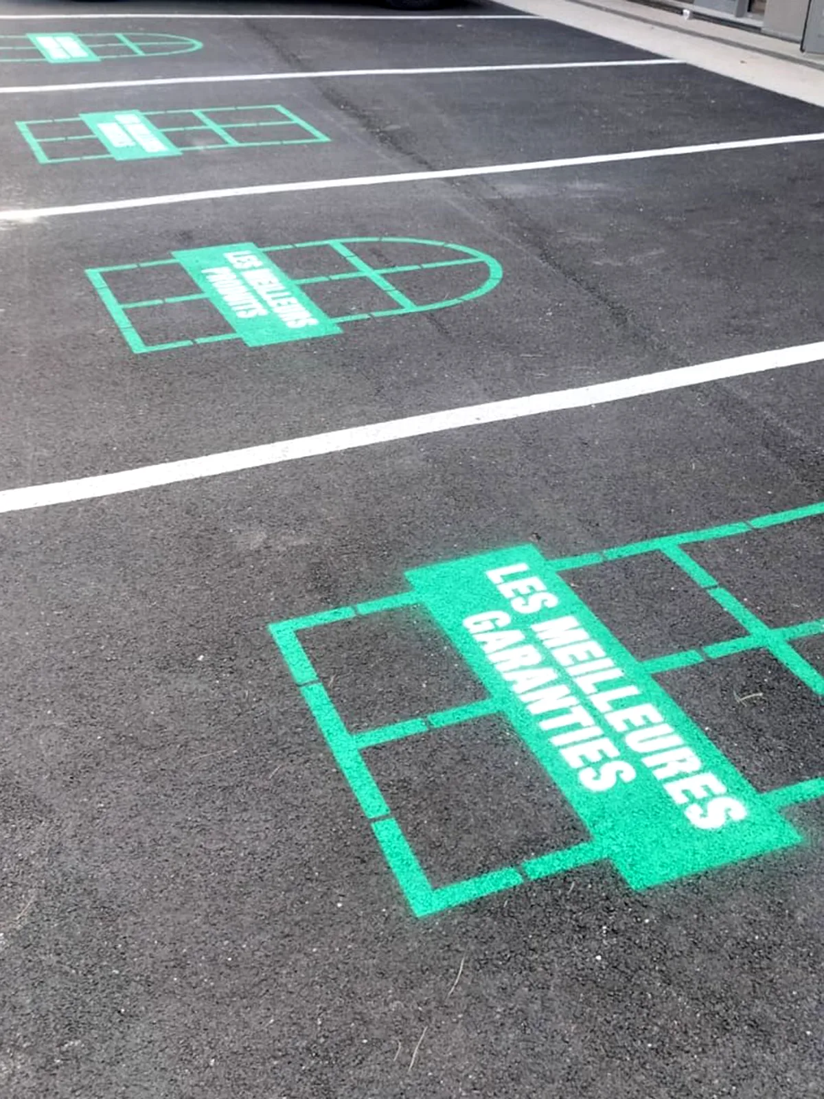 Réalisation d’un marquage au sol adhésif pour Art et Fenêtre à Saint-Gély-du-Fesc