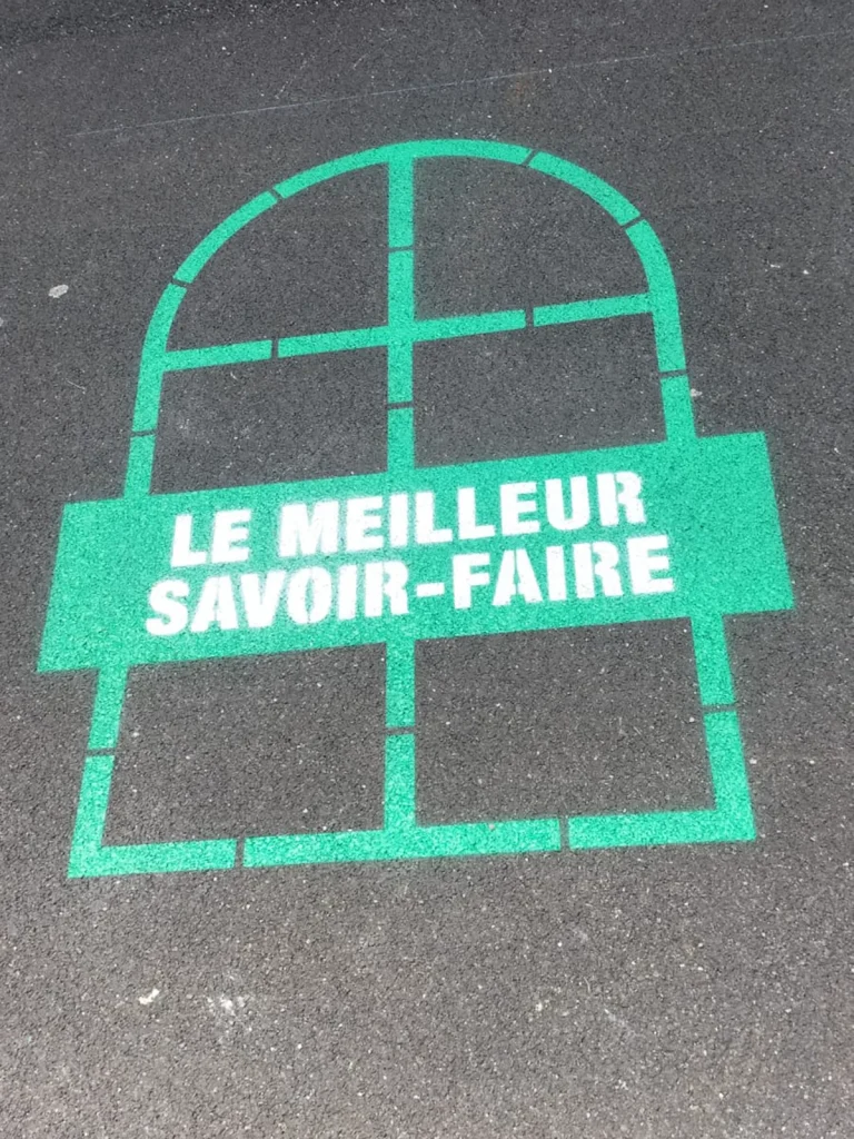 Réalisation d’un marquage au sol adhésif pour Art et Fenêtre à Saint-Gély-du-Fesc