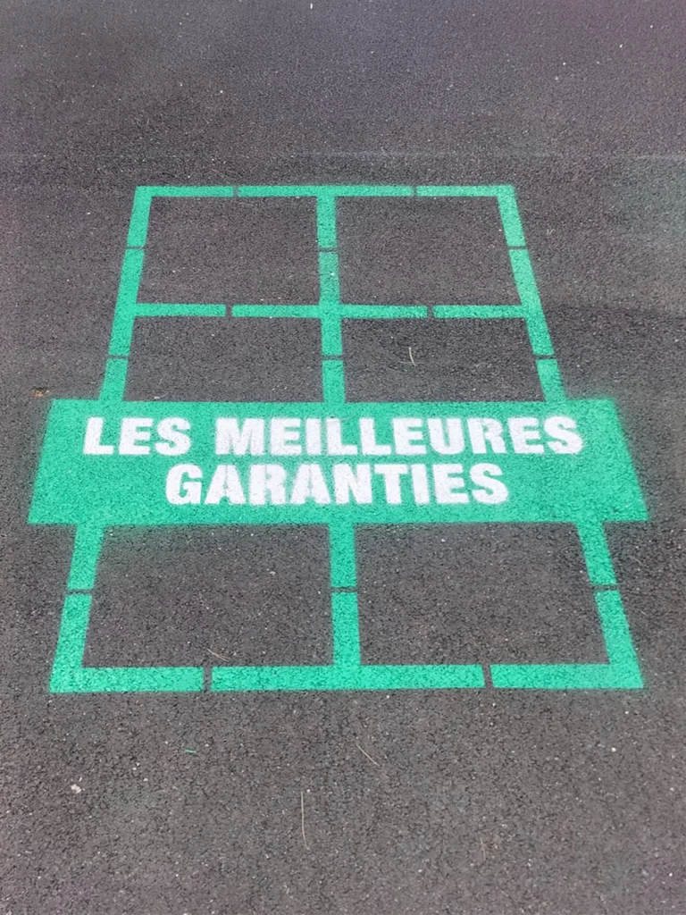 Réalisation d’un marquage au sol adhésif pour Art et Fenêtre à Saint-Gély-du-Fesc