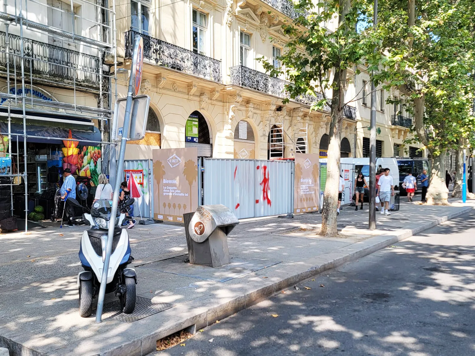 Fabrication et pose de panneaux anti-tag sur palissade de chantier pour Altemed à Montpellier