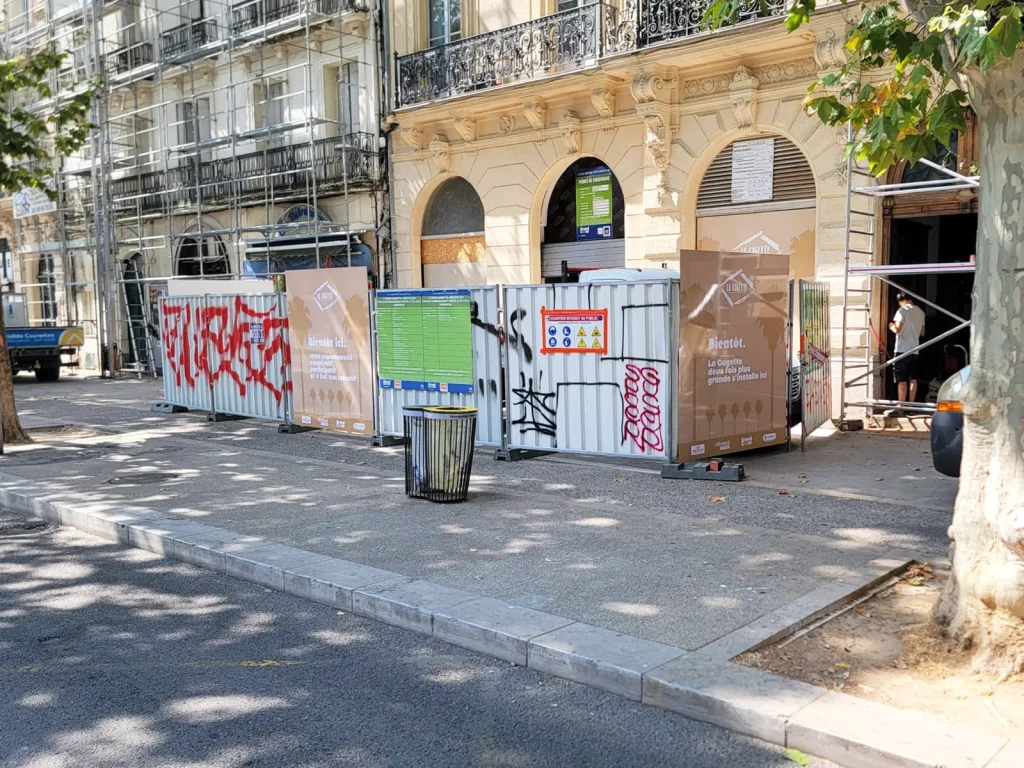 Fabrication et pose de panneaux anti-tag sur palissade de chantier pour Altemed à Montpellier