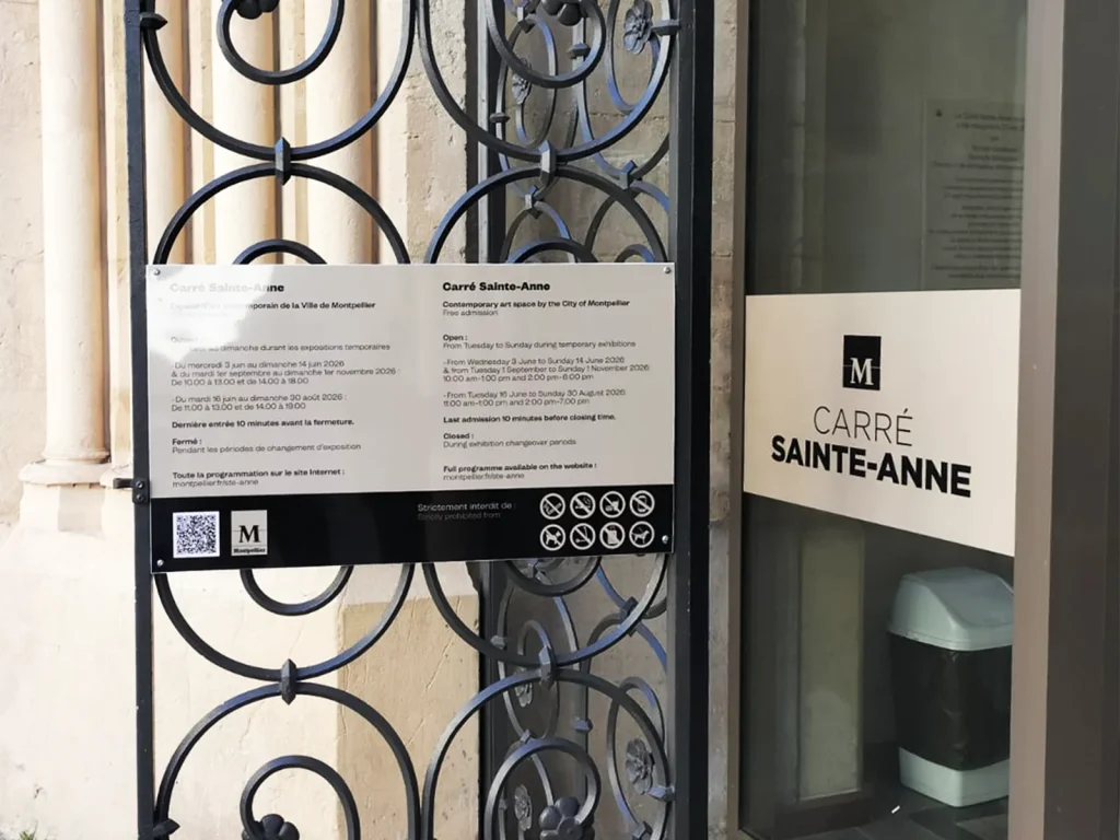 Fabrication et pose d’un panneau d’entrée pour le Carré Sainte-Anne à Montpellier