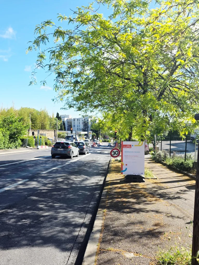 Installation d’un panneau d’information sur poteaux pour Altemed à Montpellier