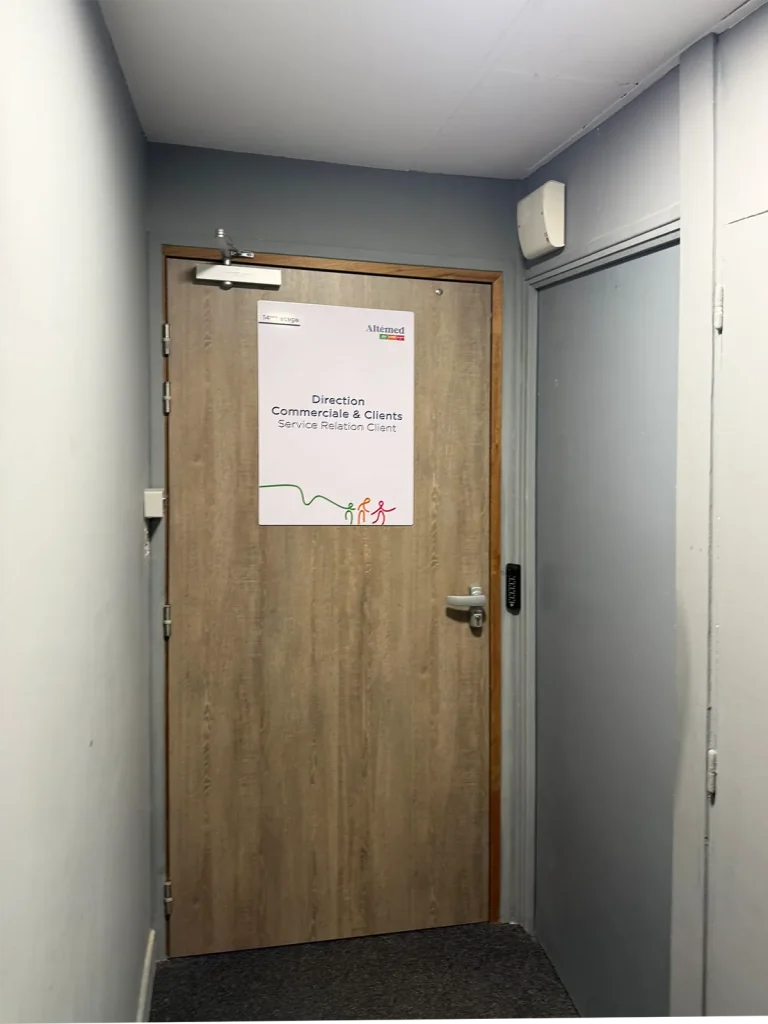 Fabrication et pose d’un panneau signalétique intérieur en Dibond pour ACM à Montpellier
