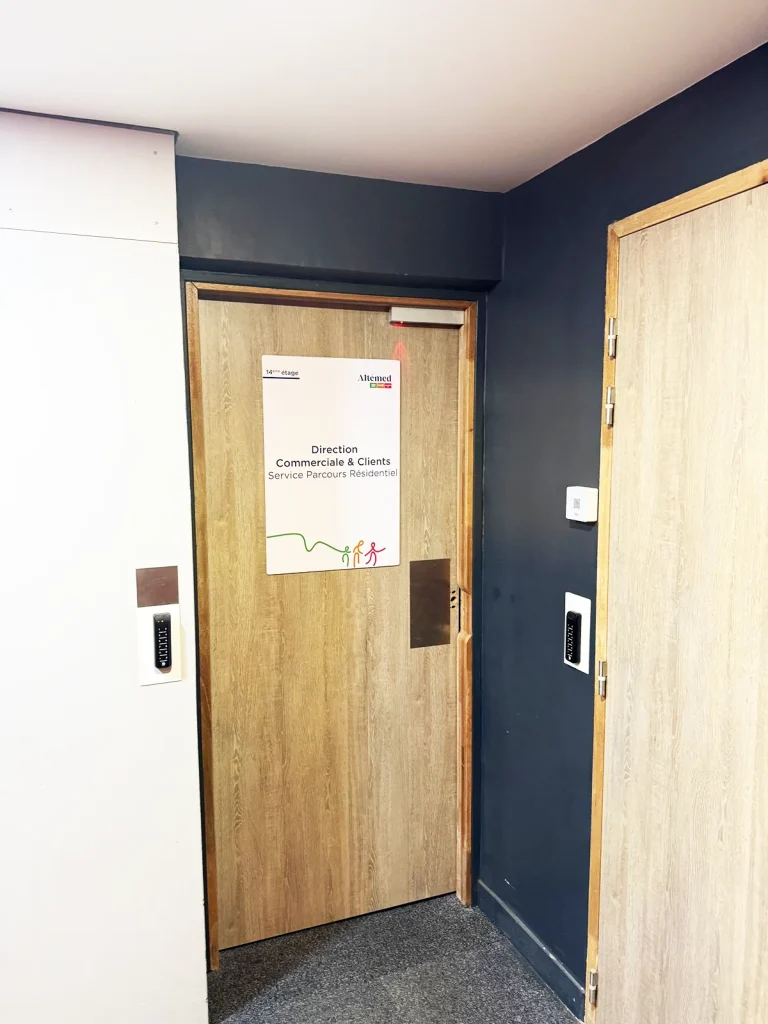 Fabrication et pose d’un panneau signalétique intérieur en Dibond pour ACM à Montpellier