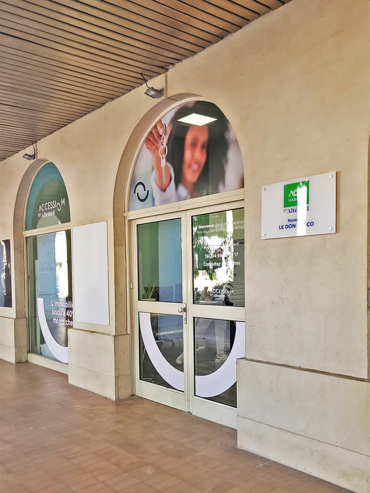 Habillage de vitrine en adhésif microperforé et polymère pour ACM à Montpellier