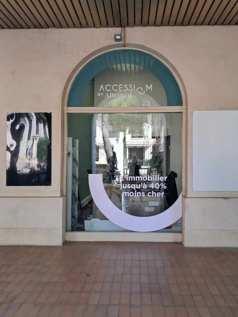 Habillage de vitrine en adhésif microperforé et polymère pour ACM à Montpellier