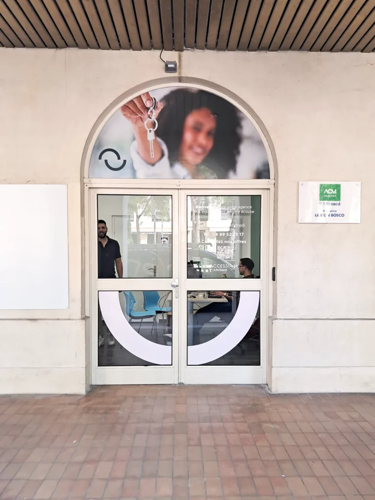 Habillage de vitrine en adhésif microperforé et polymère pour ACM à Montpellier