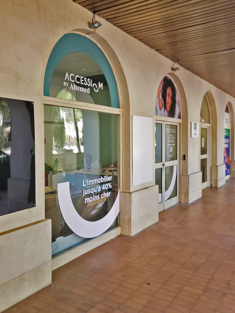 Habillage de vitrine en adhésif microperforé et polymère pour ACM à Montpellier
