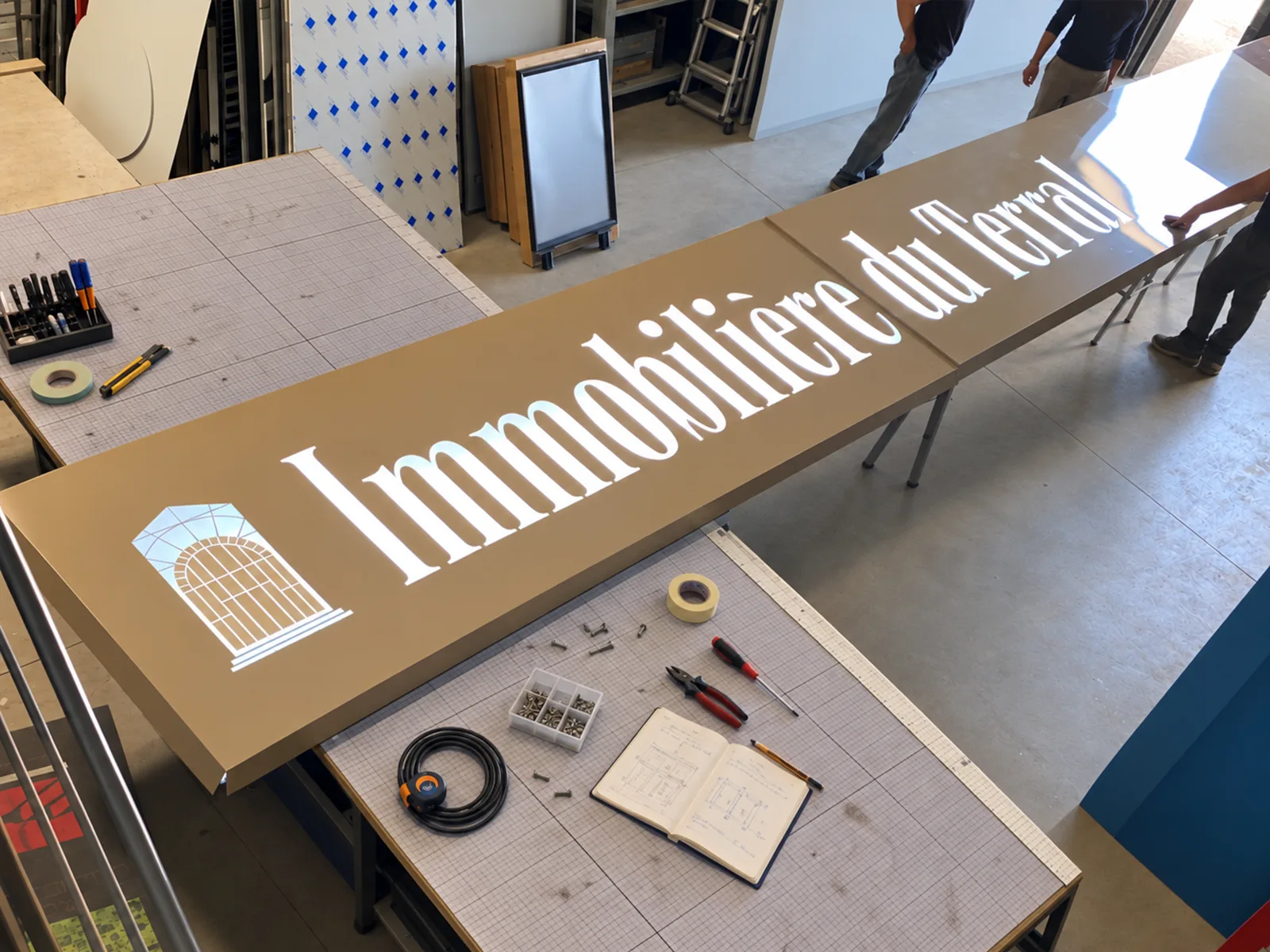 Fabrication et pose d’un caisson lumineux en Dibond pour Port et Plage à Montpellier
