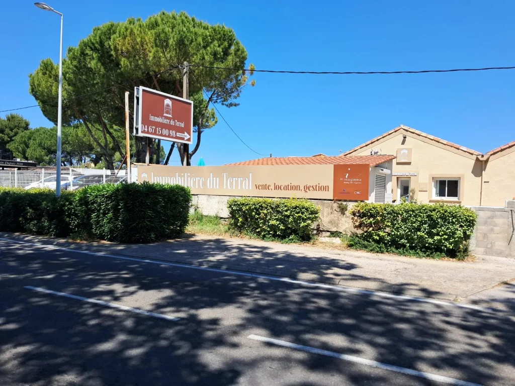 Fabrication et pose d’un caisson lumineux en Dibond pour Port et Plage à Montpellier