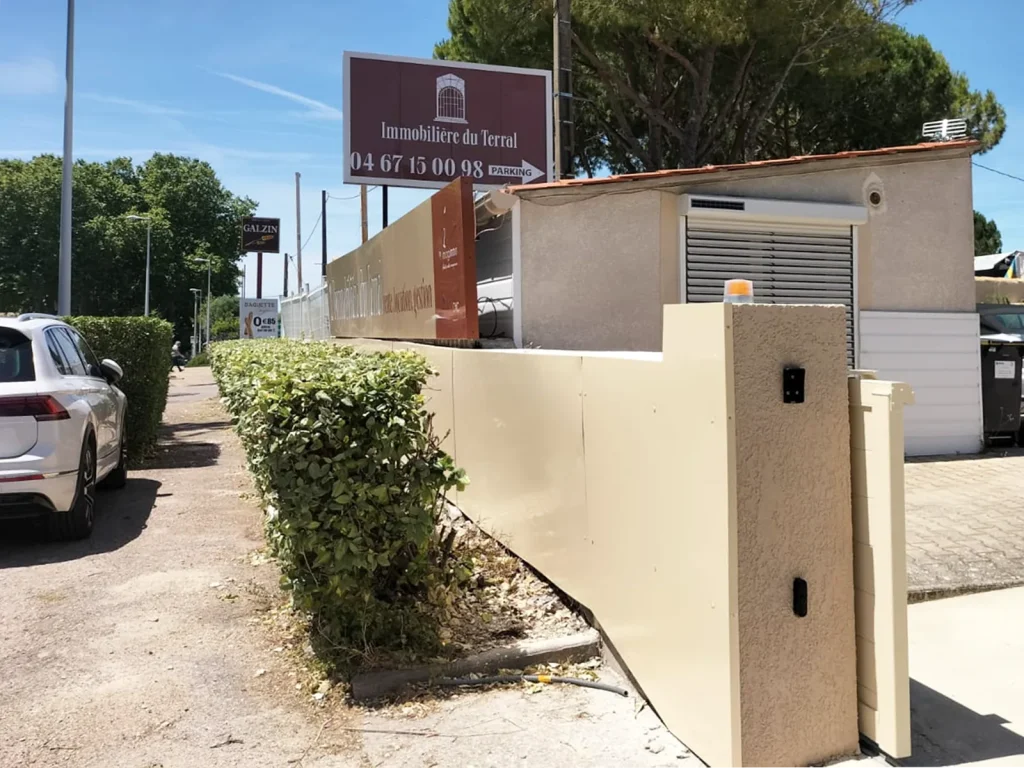 Fabrication et pose d’un caisson lumineux en Dibond pour Port et Plage à Montpellier
