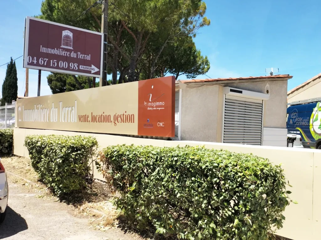Fabrication et pose d’un caisson lumineux en Dibond pour Port et Plage à Montpellier