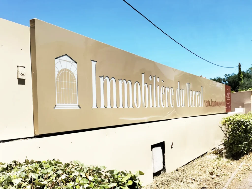 Fabrication et pose d’un caisson lumineux en Dibond pour Port et Plage à Montpellier