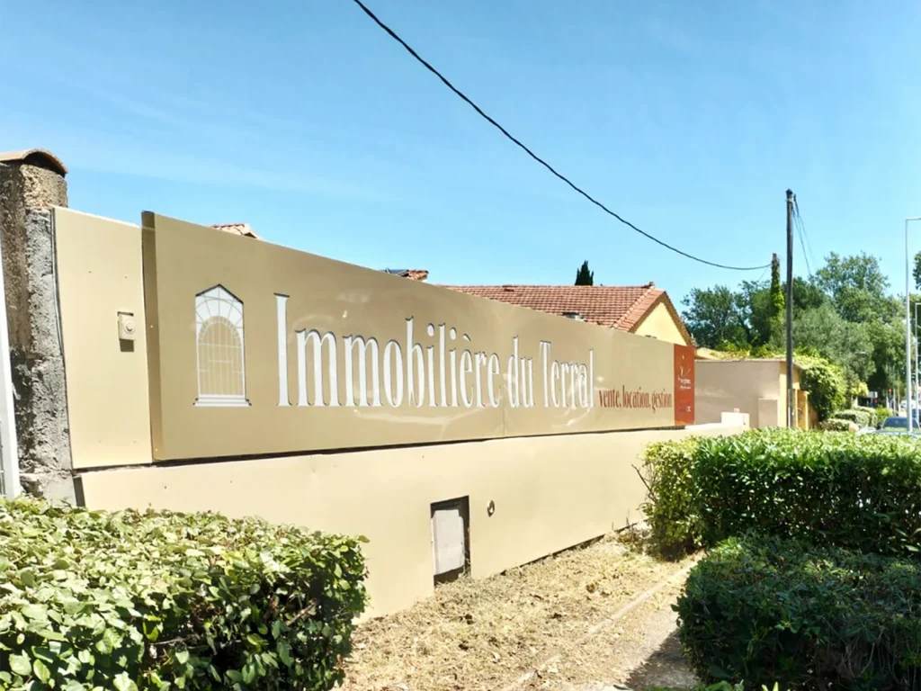 Fabrication et pose d’un caisson lumineux en Dibond pour Port et Plage à Montpellier