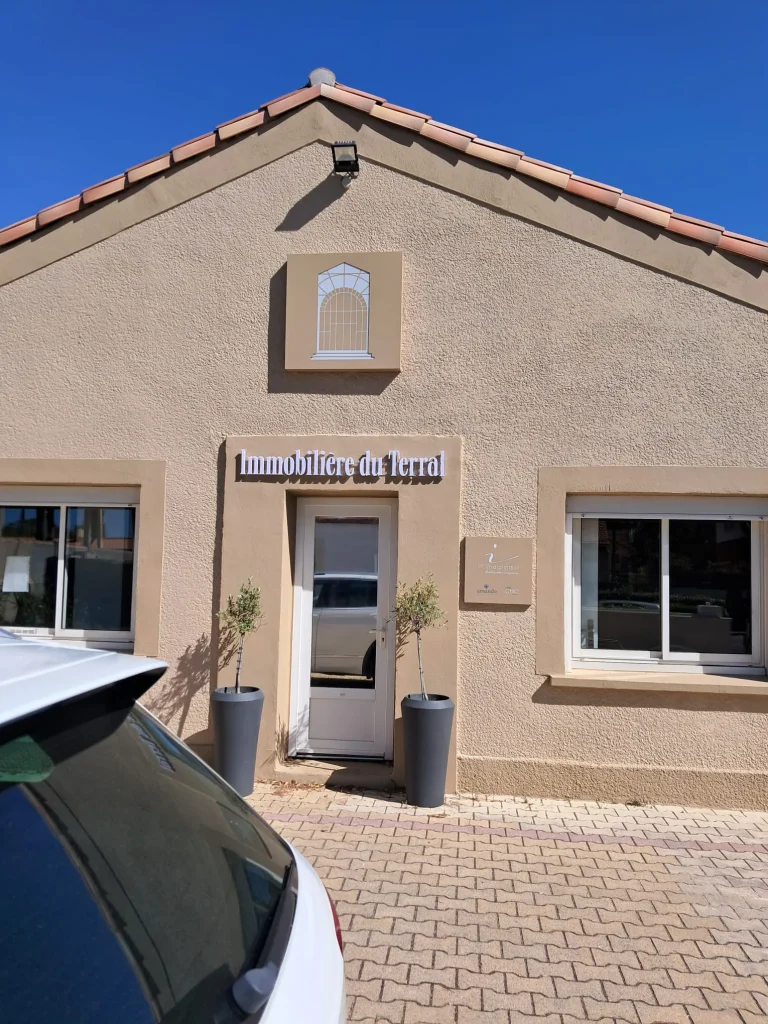 Fabrication et pose de lettres découpées en PVC pour Port et Plage à Montpellier