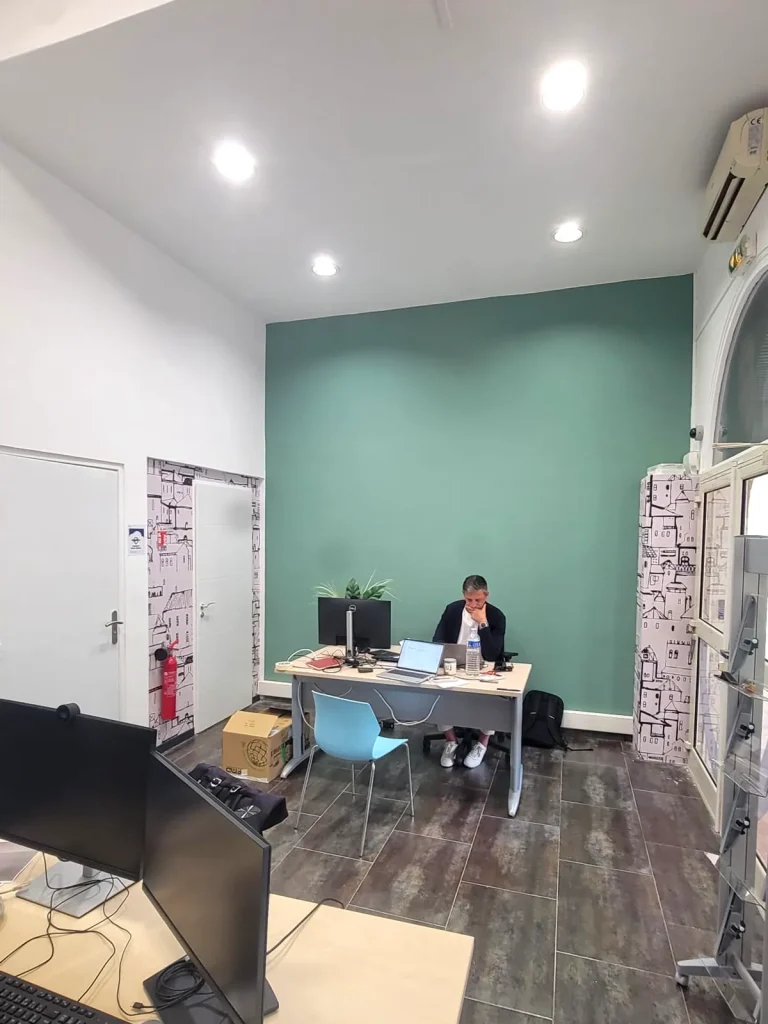 Décoration intérieure en papier peint personnalisé pour ACM à Montpellier