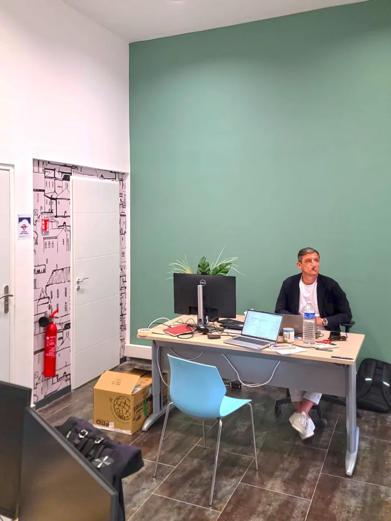 Décoration intérieure en papier peint personnalisé pour ACM à Montpellier