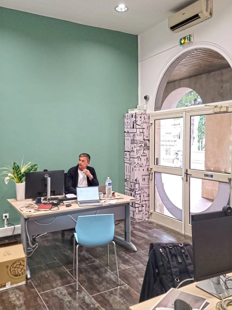 Décoration intérieure en papier peint personnalisé pour ACM à Montpellier