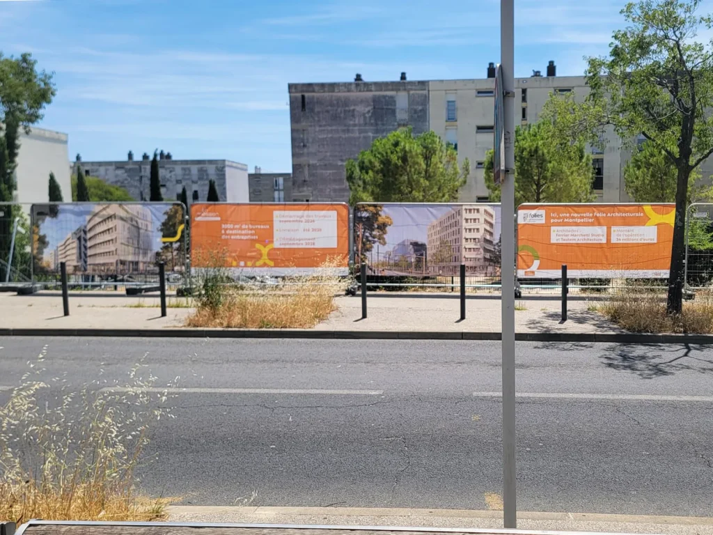 Pose de sept bâches microperforées sur palissade de chantier pour Altemed à Montpellier