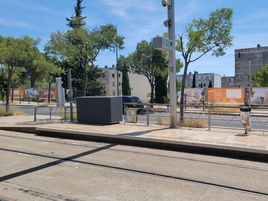 Pose de sept bâches microperforées sur palissade de chantier pour Altemed à Montpellier