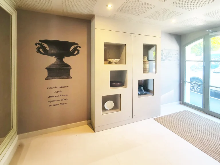 Habillage mural adhésif d’un hall d’immeuble pour Opus à Uzès