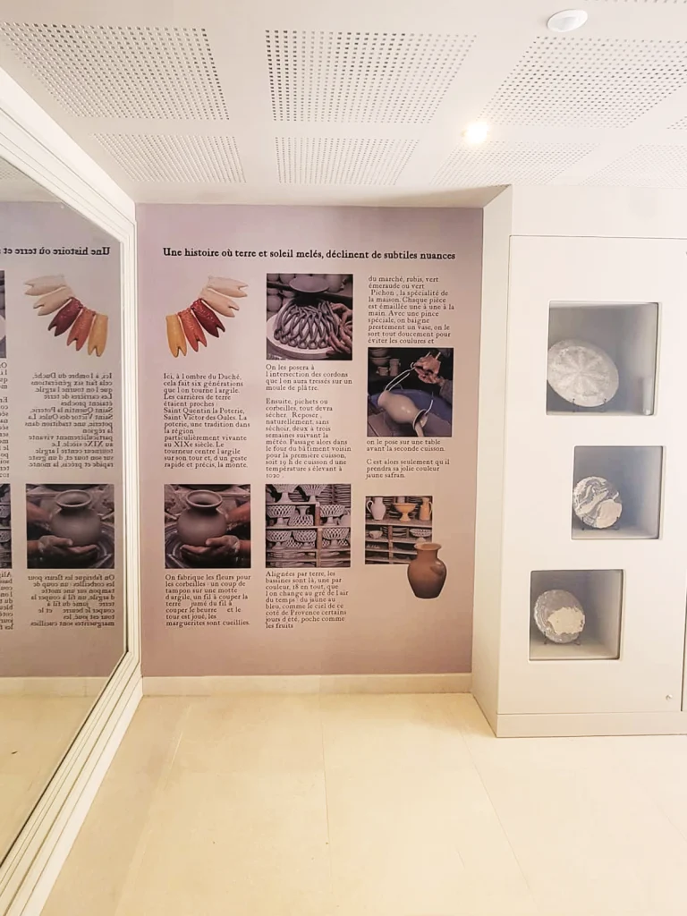 Habillage mural adhésif d’un hall d’immeuble pour Opus à Uzès
