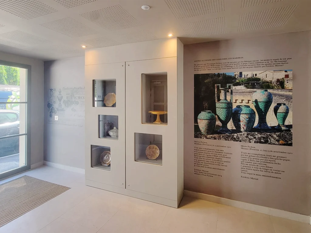 Habillage mural adhésif d’un hall d’immeuble pour Opus à Uzès