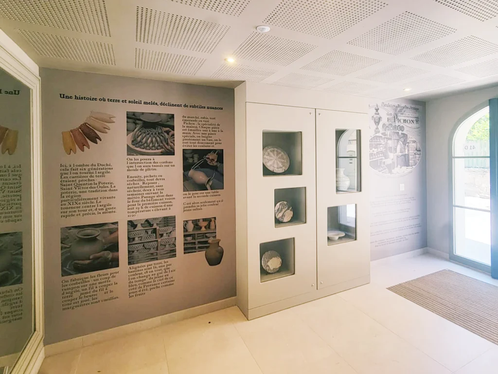 Habillage mural adhésif d’un hall d’immeuble pour Opus à Uzès