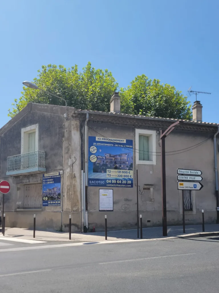 Fabrication et pose d’un panneau mural pour Bacotec à Lunel