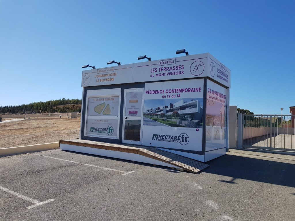 Bungalow de commercialisation entièrement habillé d'adhésif imprimé, promoteur Hectare