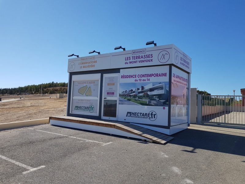Bungalow de commercialisation entièrement habillé d'adhésif imprimé, promoteur Hectare