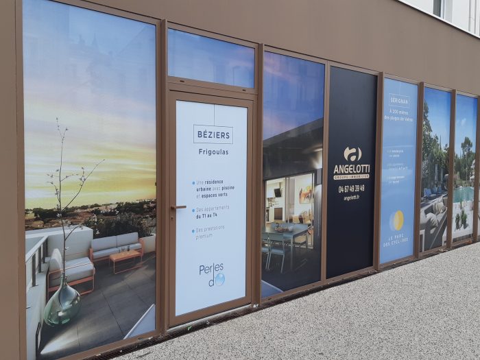 Vitrine habillée de visuels immobiliers