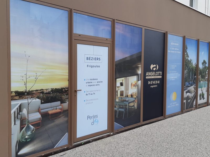 Vitrines habillées de visuels de programmes immobiliers, agence Angelotti à Béziers