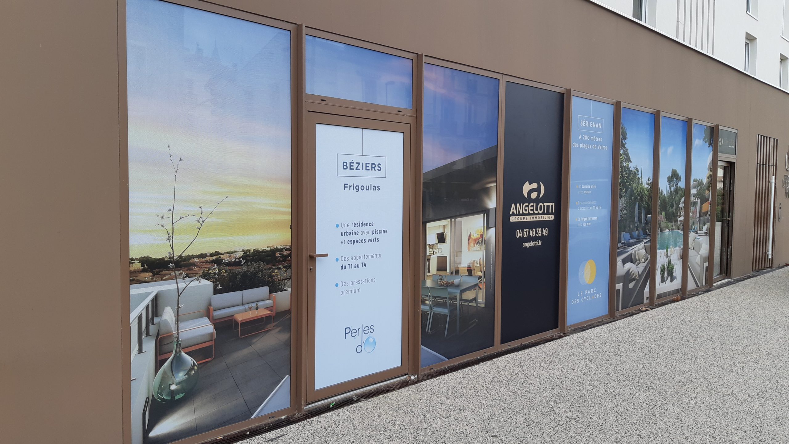 Vitrines habillées de visuels de programmes immobiliers, agence Angelotti à Béziers