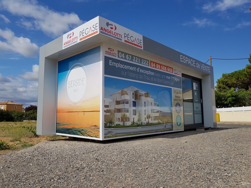 Espace de vente habillé d'adhésif imprimé pour la résidence Seaside à Mèze