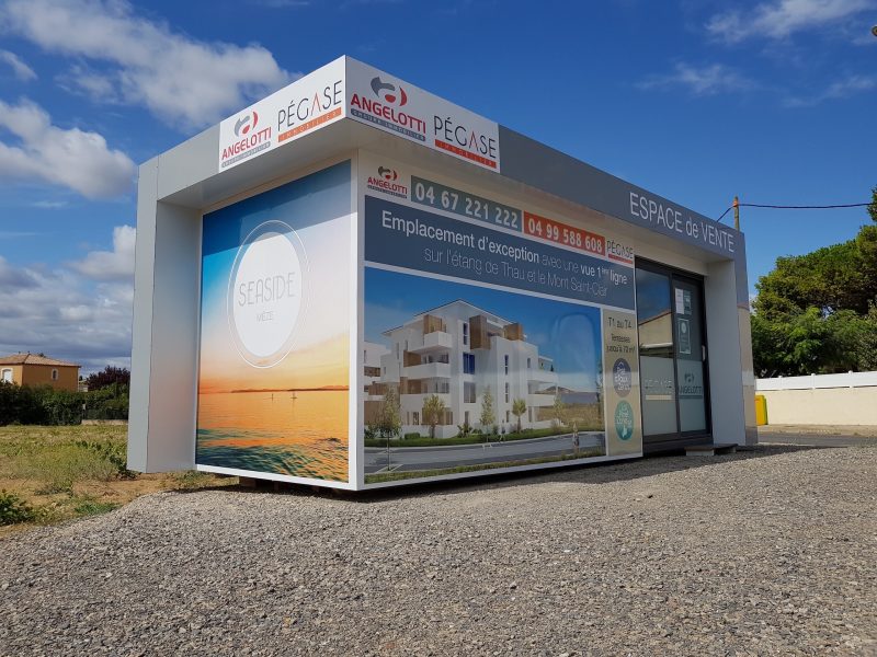 Espace de vente habillé d'adhésif imprimé pour la résidence Seaside à Mèze
