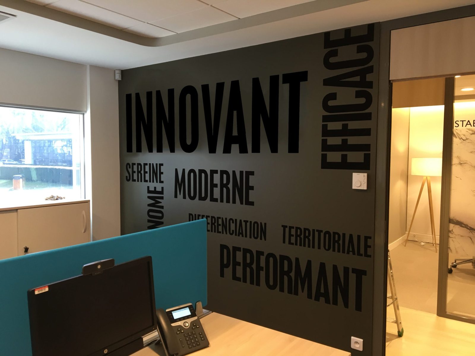 Atelier enseigne Montpellier : décor adhésif imprimé dans l’atelier Ecopub et posé par ses techniciens