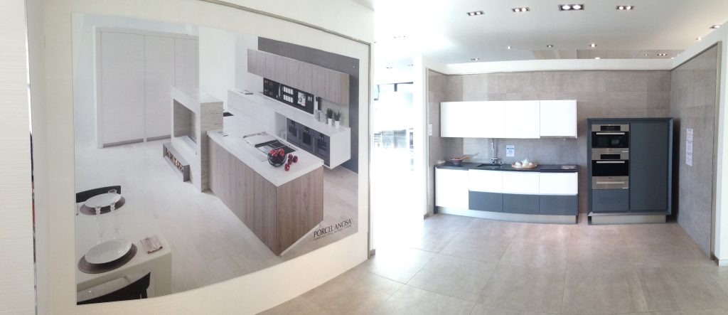 Grand visuel photographique imprimé sur un mur courbe de showroom Porcelanosa