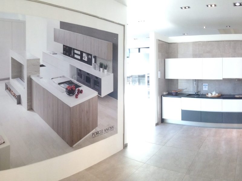 Grand visuel photographique imprimé sur un mur courbe de showroom Porcelanosa