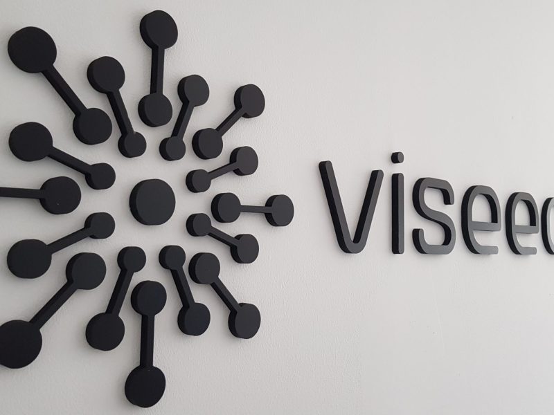 Logo et lettres en relief noires posés sur un mur blanc, agence Viseeon
