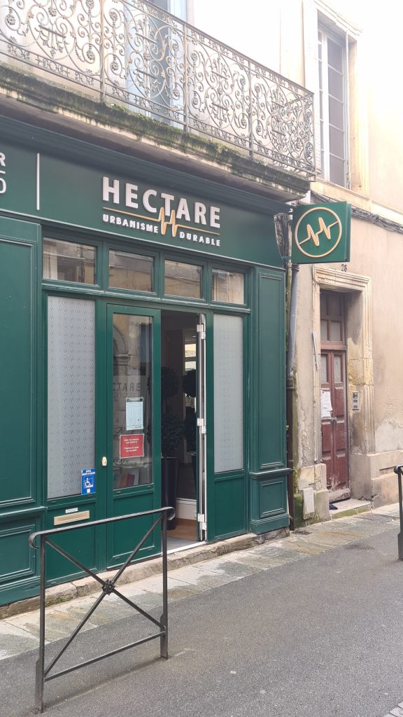 Devanture verte avec bandeau en lettres relief et enseigne drapeau carrée