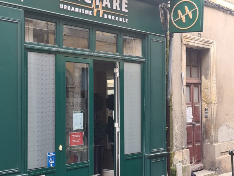 Devanture verte avec bandeau en lettres relief et enseigne drapeau carrée