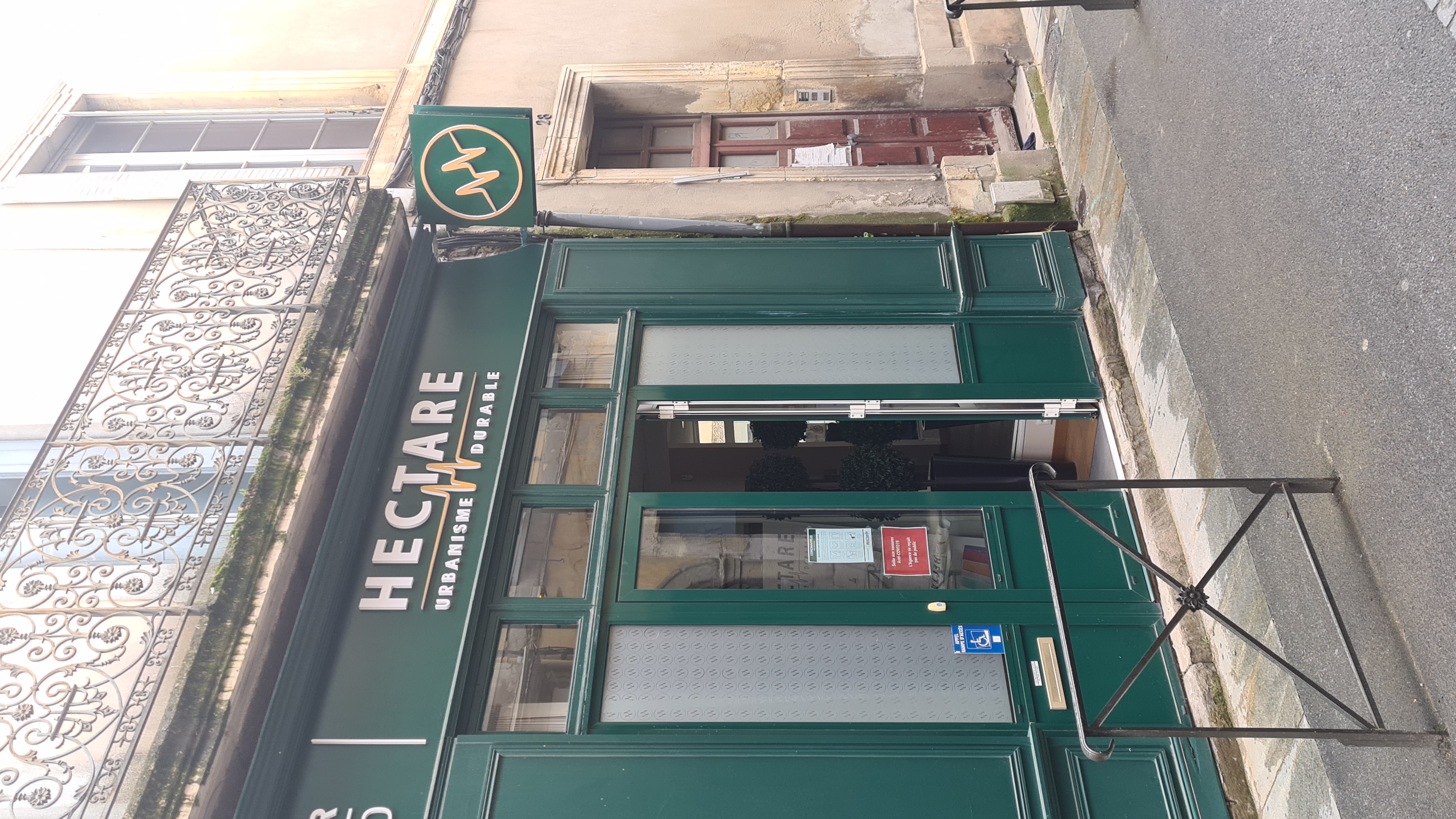 Enseigne de façade sur mesure réalisée par Ecopub