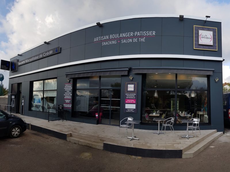 Façade de boulangerie avec caisson lumineux carré, bandeau lettré et vitrophanie
