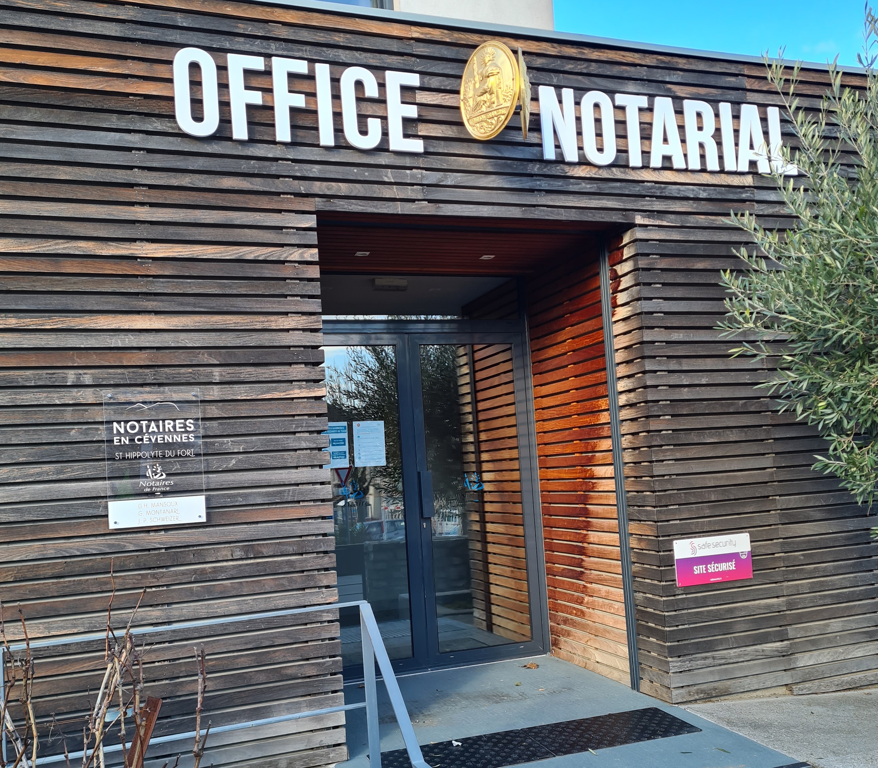 Enseigne intégrée à une façade professionnelle