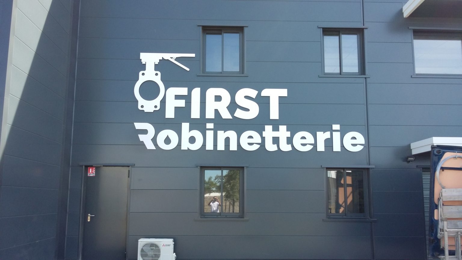 Enseigne en lettres découpées First Robinetterie, fabriquée et posée par Ecopub Montpellier