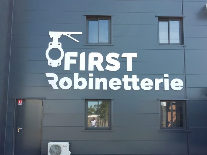 Enseigne First Robinetterie en lettres découpées